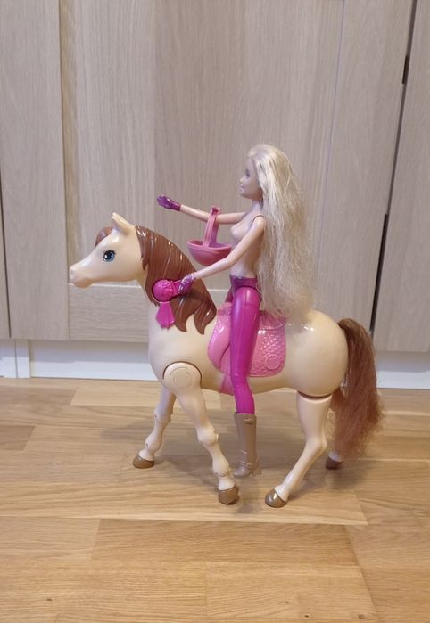 Mattel Barbie dżokejka i chodzący koń 2014 r.