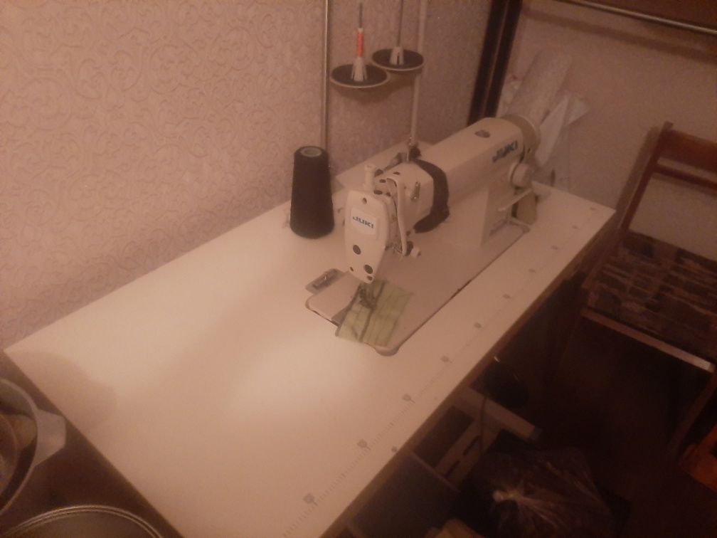 Продам профессиональную швейную машинку Jooke.