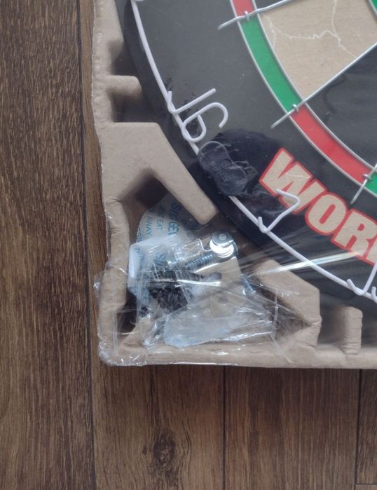 Tarcza sizalowa do gry w darta Target + 6 lotek i mocowanie