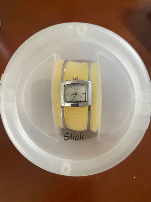 Relógio de senhora com pulseira rígida, aberta. Novo!