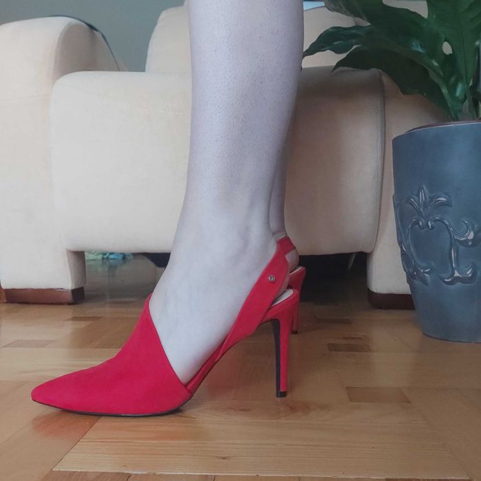 Czerwone buty na wysokim obcasie