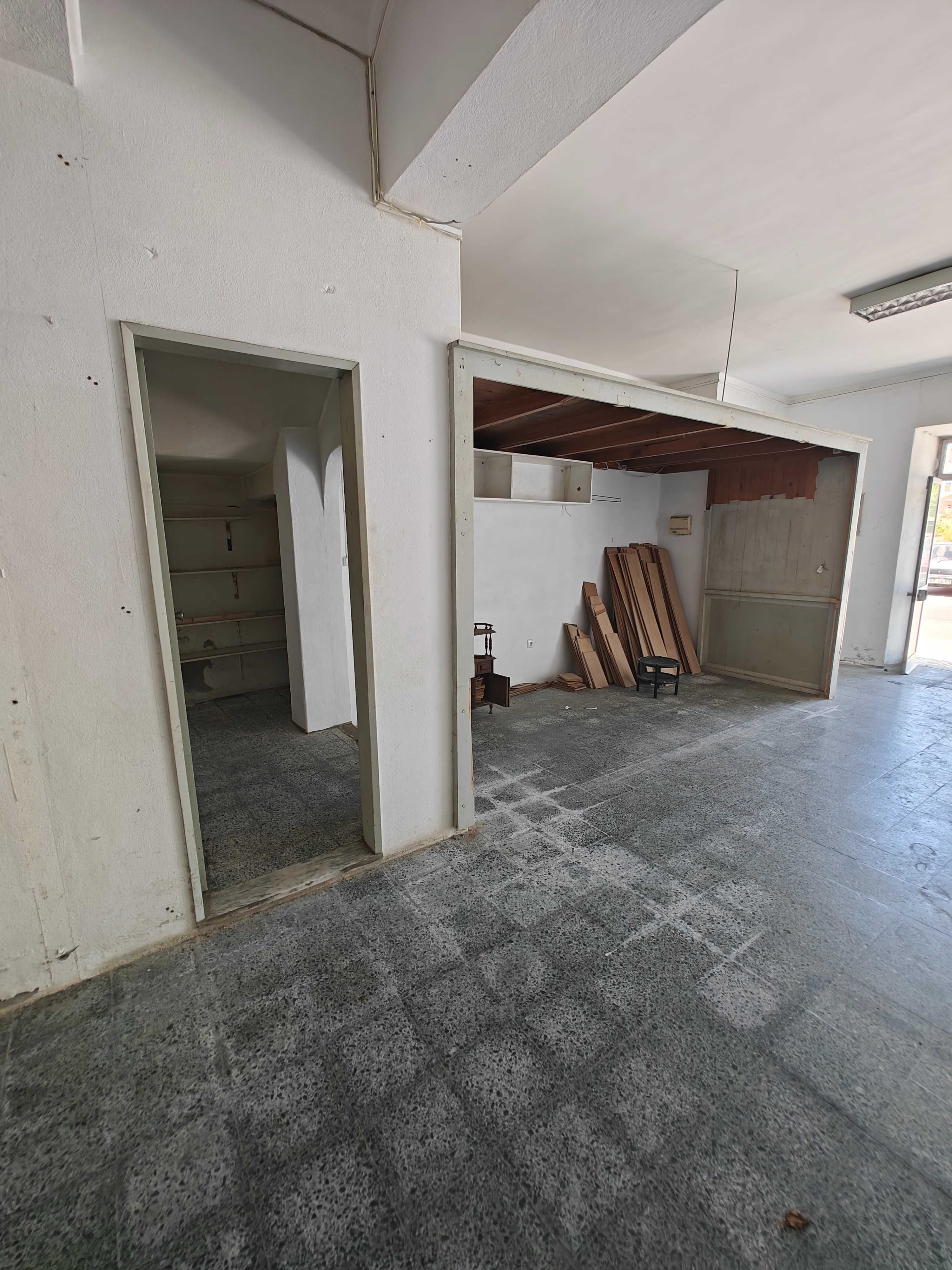 Arrenda-se loja com ~120m² no centro da vila