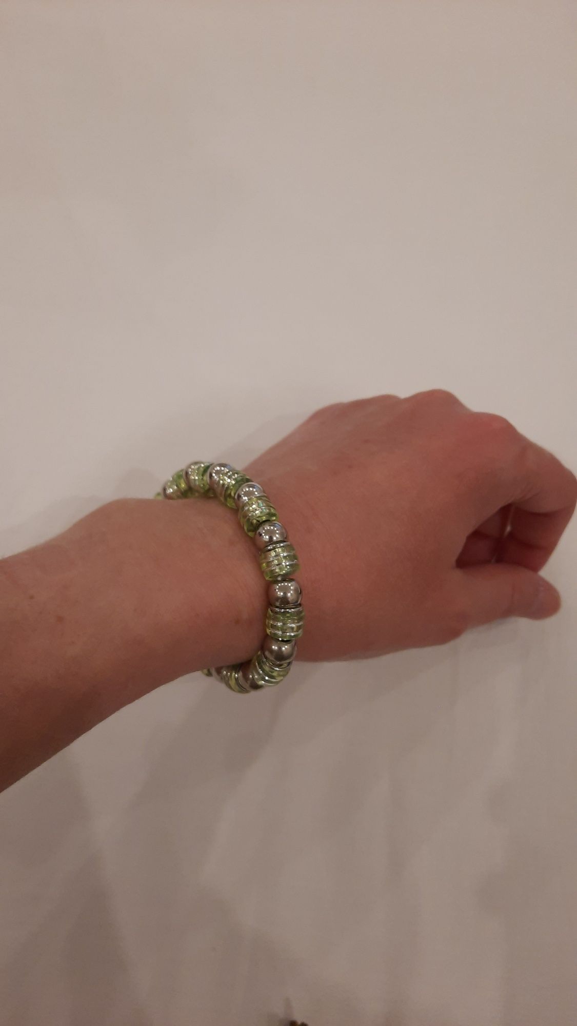 Pulseira de metal e plástico - verde e prateada