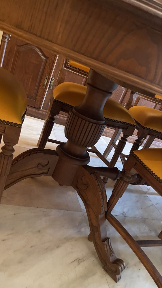 Mesa classica em madeira de nogueira maciça com 8  cadeiras e movel ap