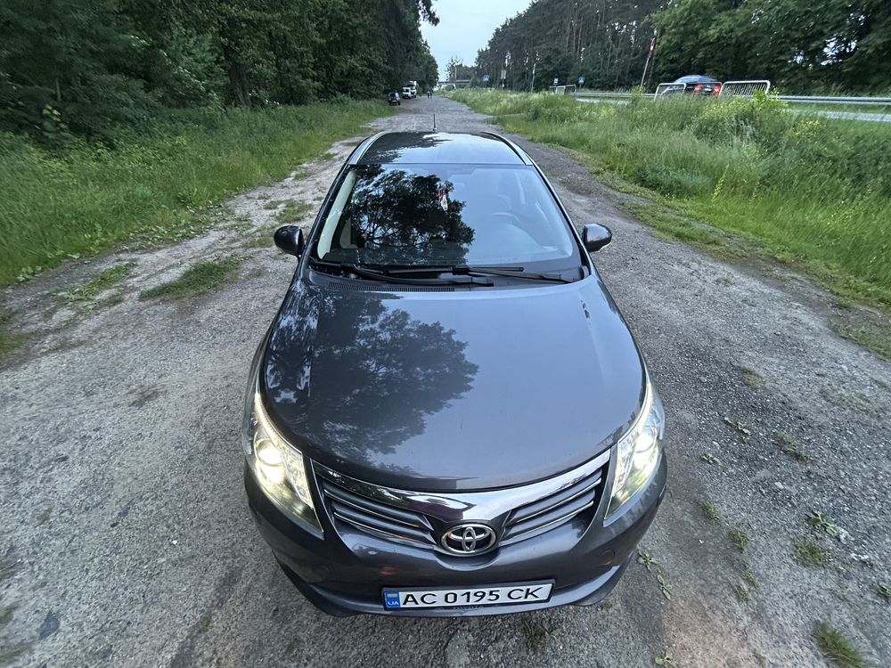Toyota Avensis 2015 року