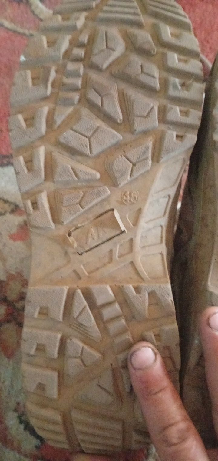 Продам Красовки и берцы.