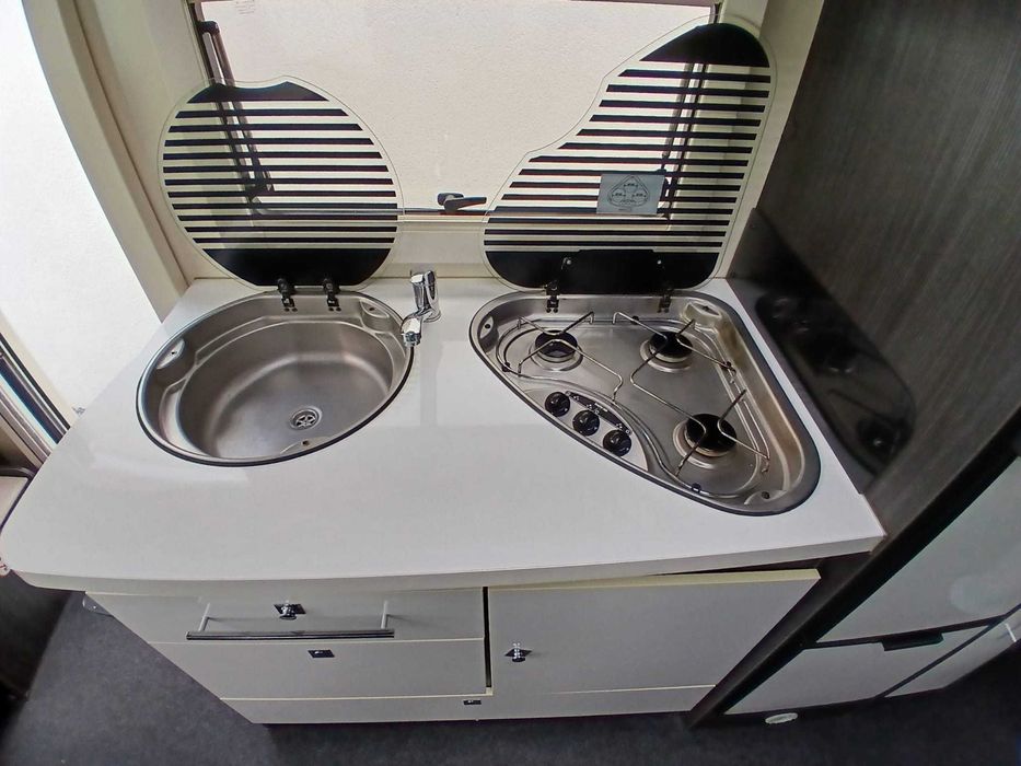 Benimar Mileo 282 — lounge XXL com camas basculantes