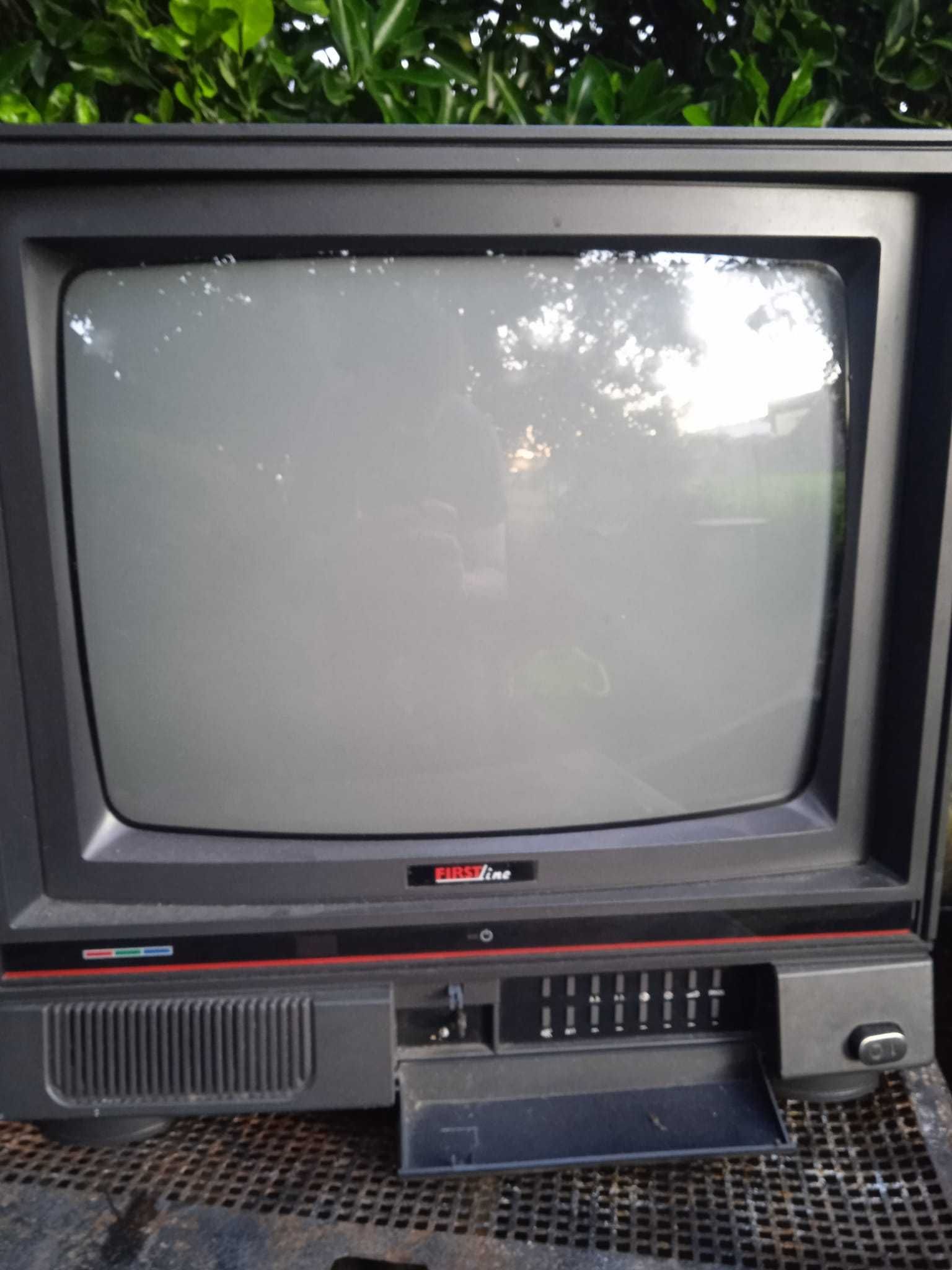 Televisão antiga a funcionar