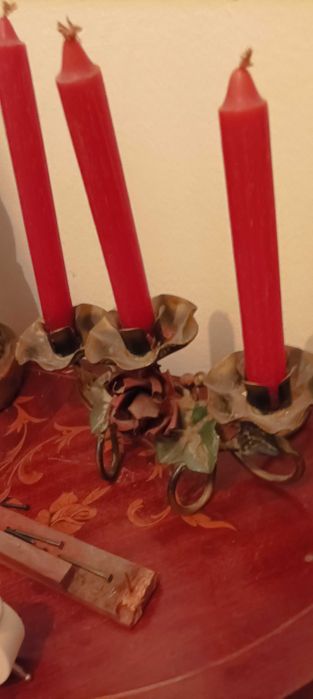 Arcas e decorações antiguadas em blm estado.