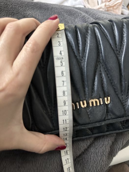 Czarna mała torebka Miu Miu ze skóry naturalnej