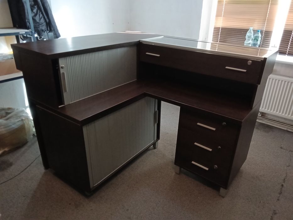 Solidna lada recepcyjna / biurko z gablotą i zamykanymi szafkami