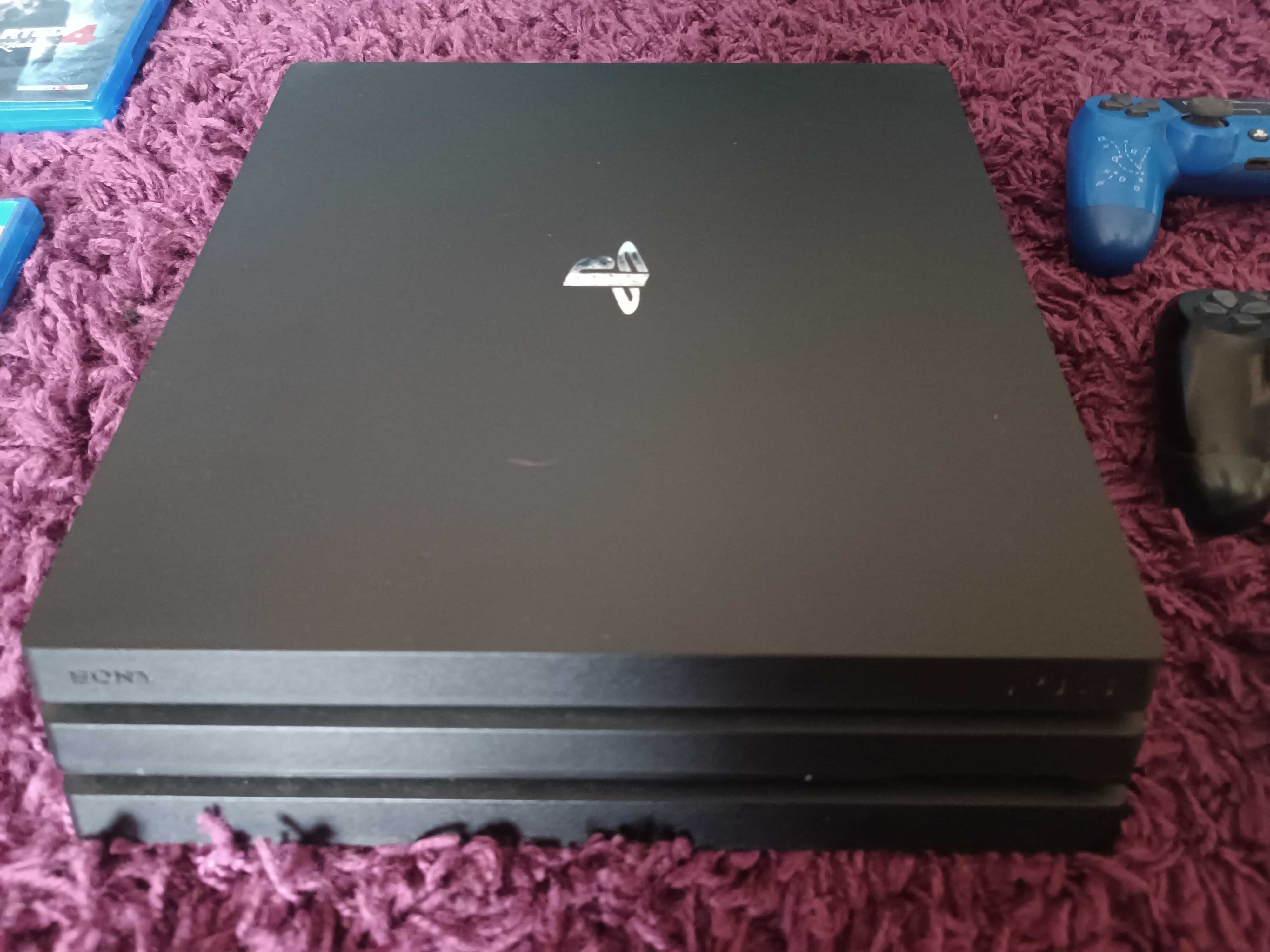 Konsola PS4 Pro (1 TB, nieuszkodzony) wraz z padami i grami