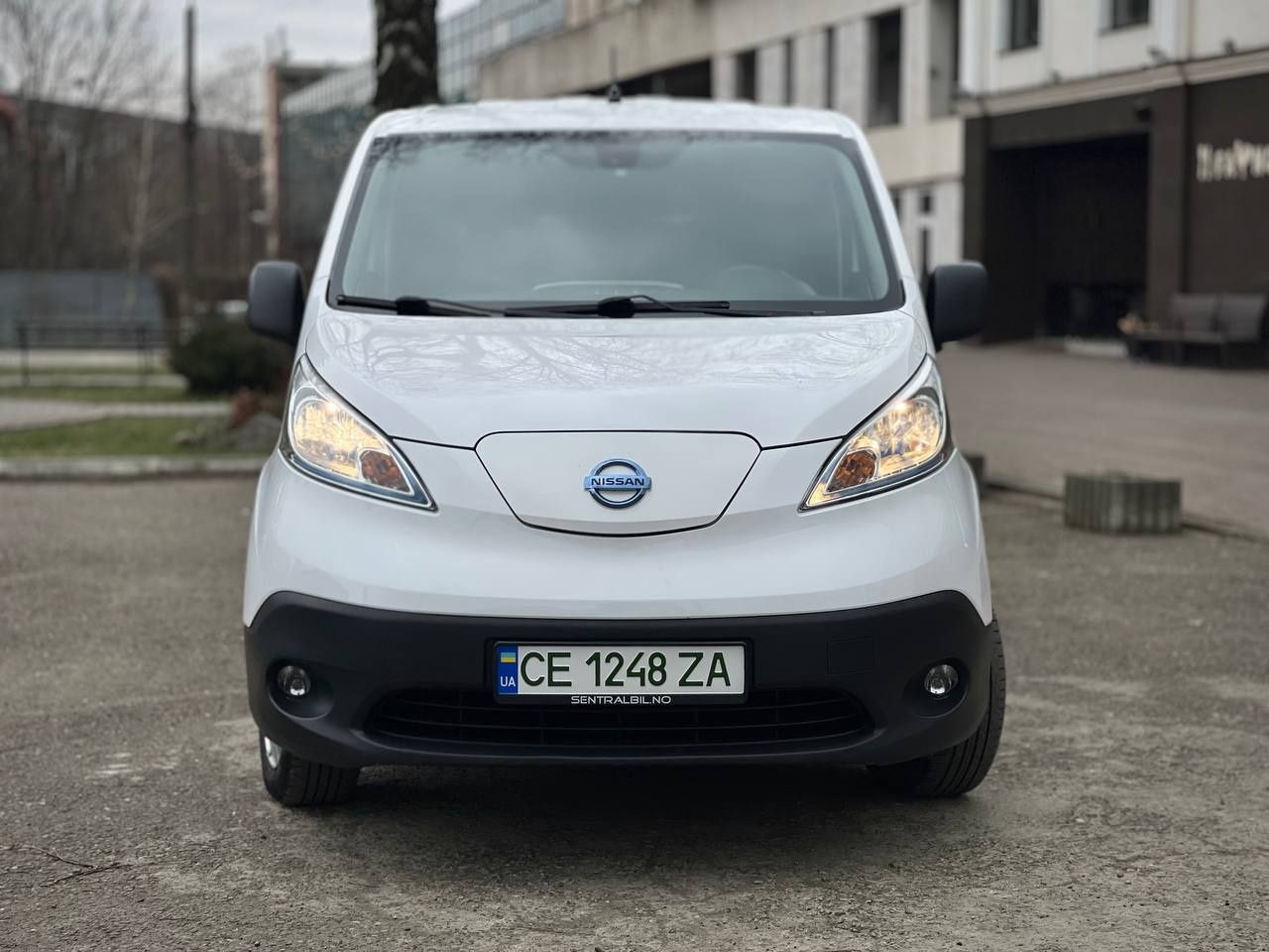 Комерційний Nissan env200