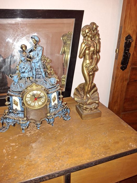 Conjunto de 2 peças em latão fundido, relógio  e estatueta