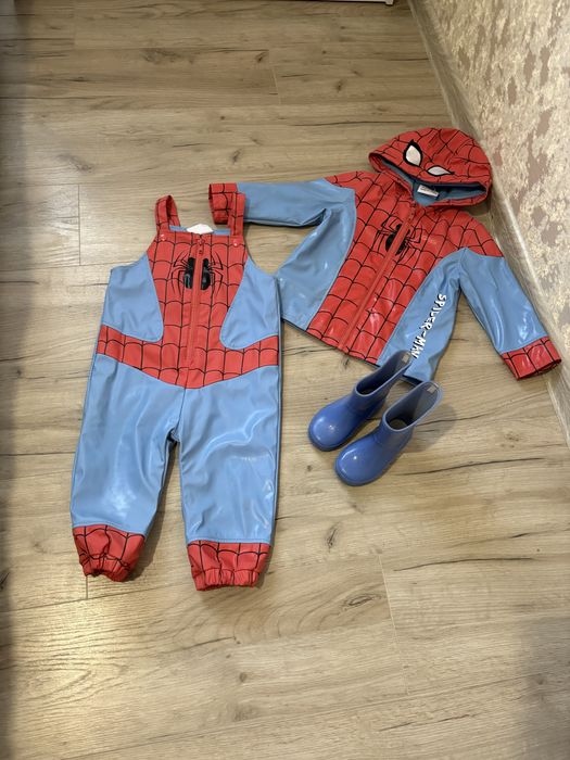 Дощовик і чобітки у комплекті