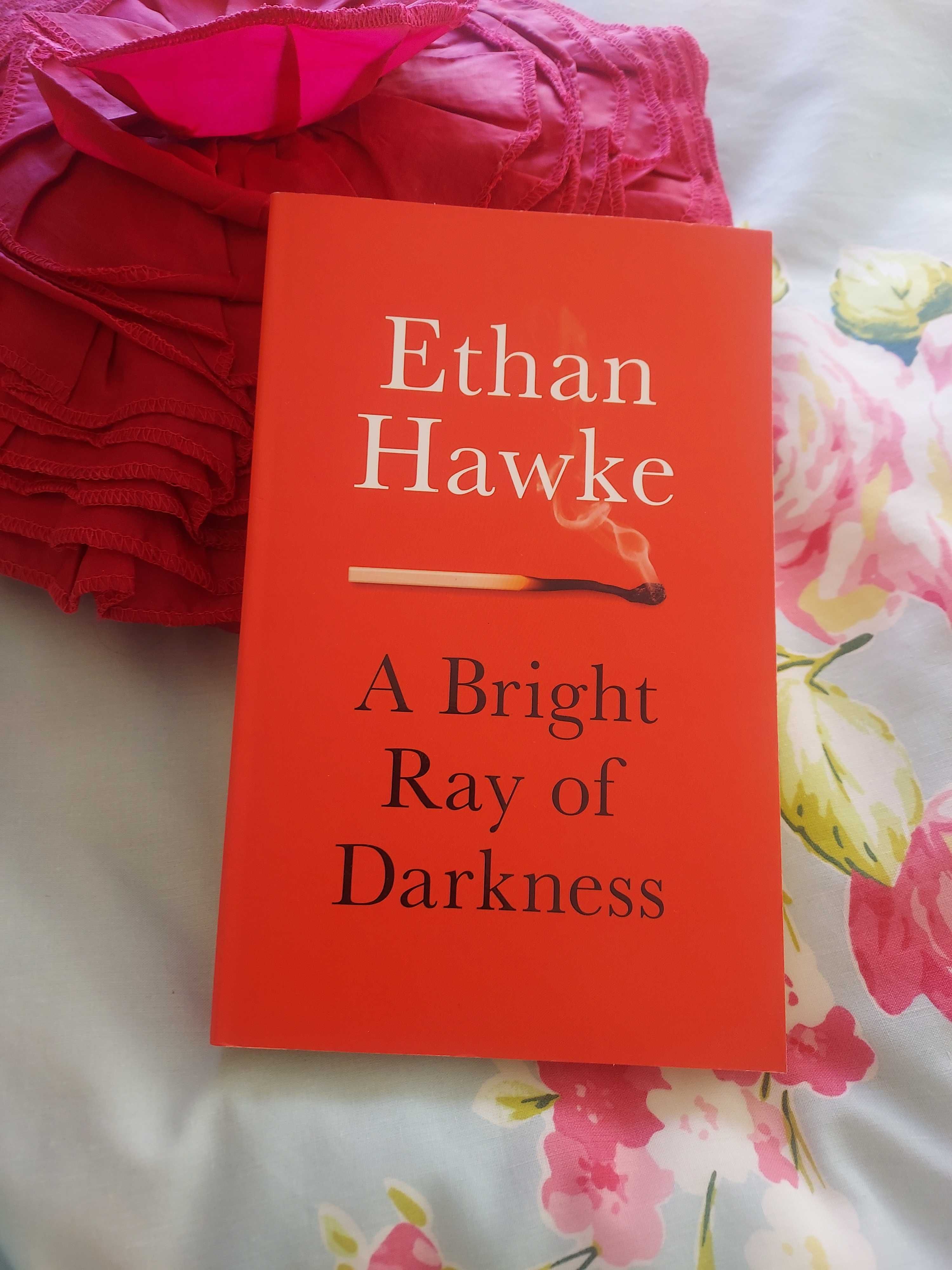 Livro "A bright ray of darkness" de Ethan Hawke