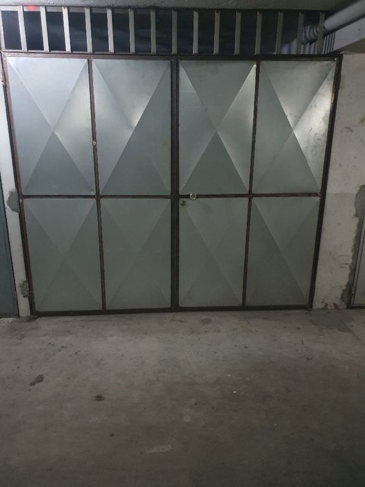 Garagem fechada para carro ou arrumos