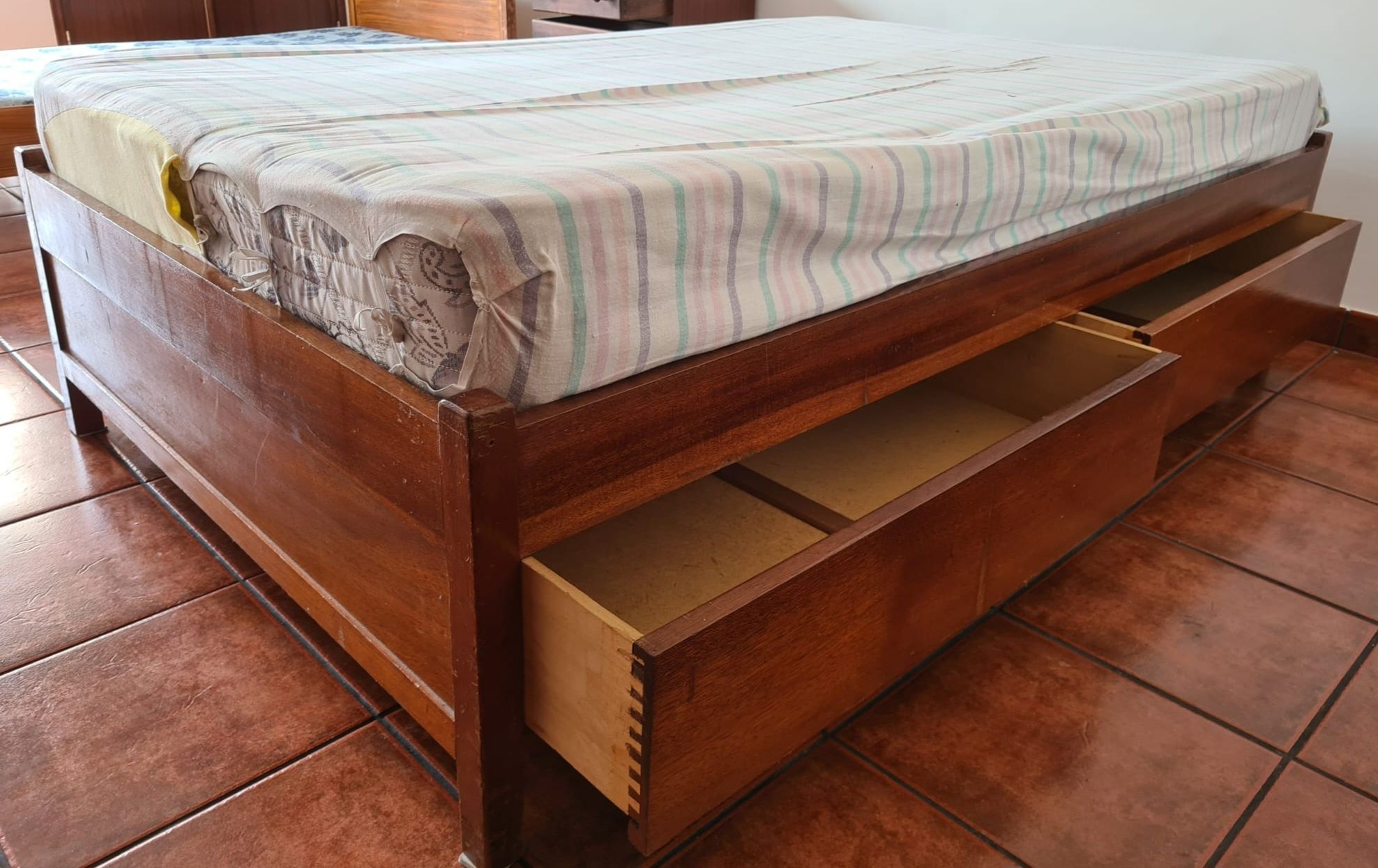 Cama pessoa e meia com colchão