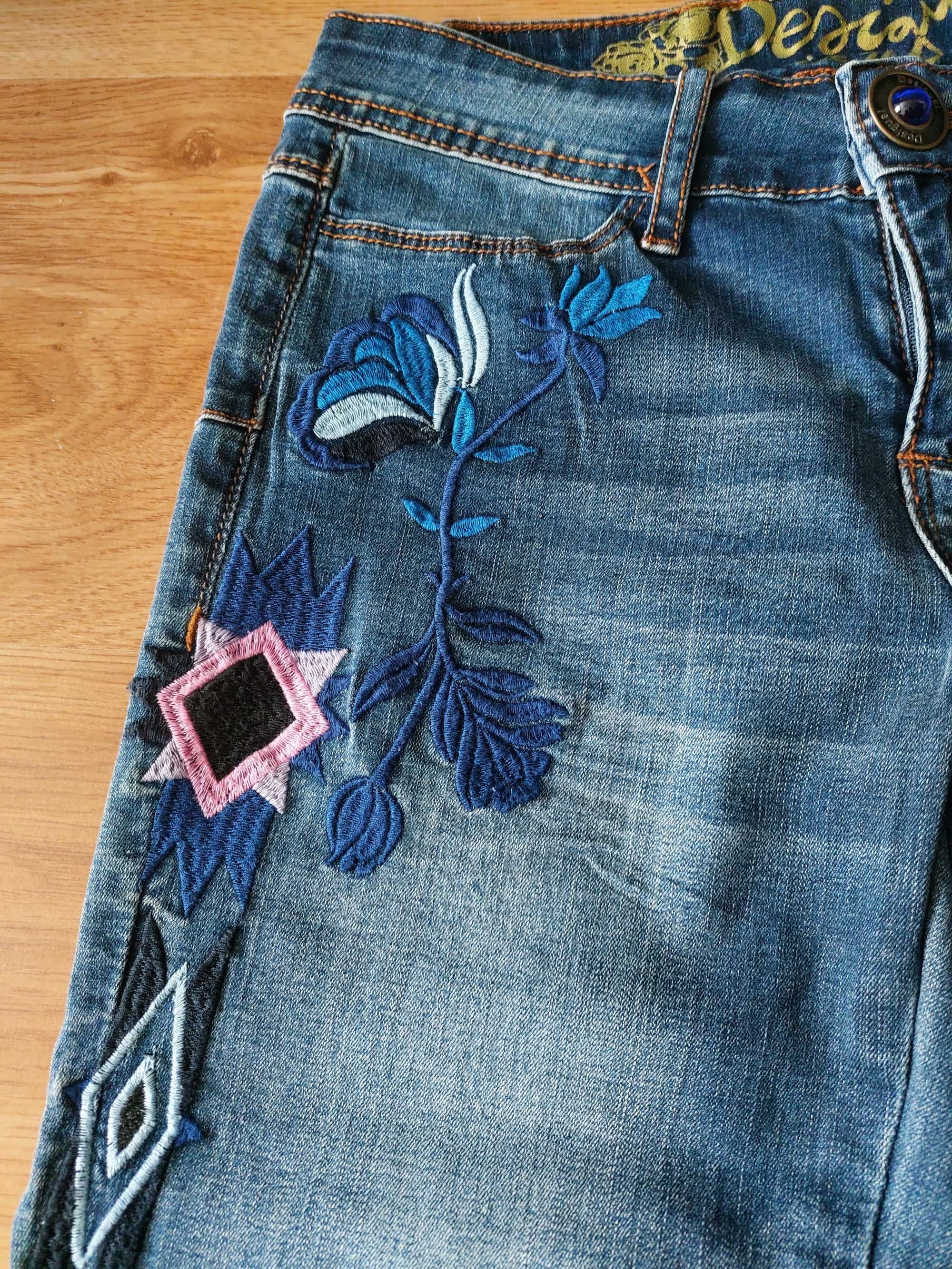 Jeansy Desigual z haftami 24 (XS)