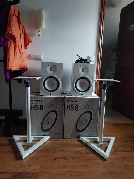Monitores de Estúdio Yamaha HS8 + Suportes Millenium BS-500