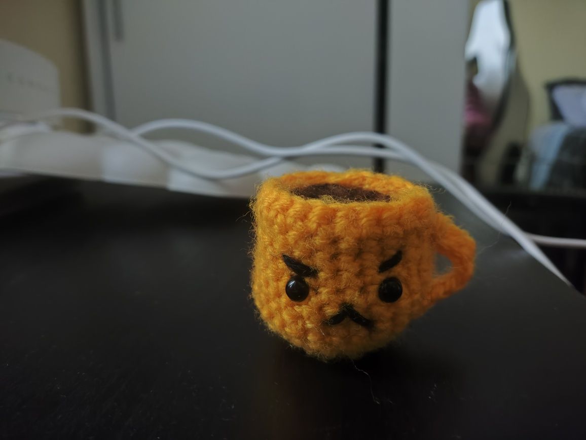 Peluche em crochet - café chateado