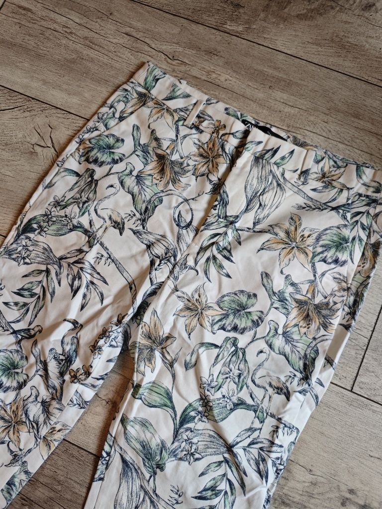 Spodnie białe w kwiaty Zara eleganckie z kieszeniami 98 % bawełna