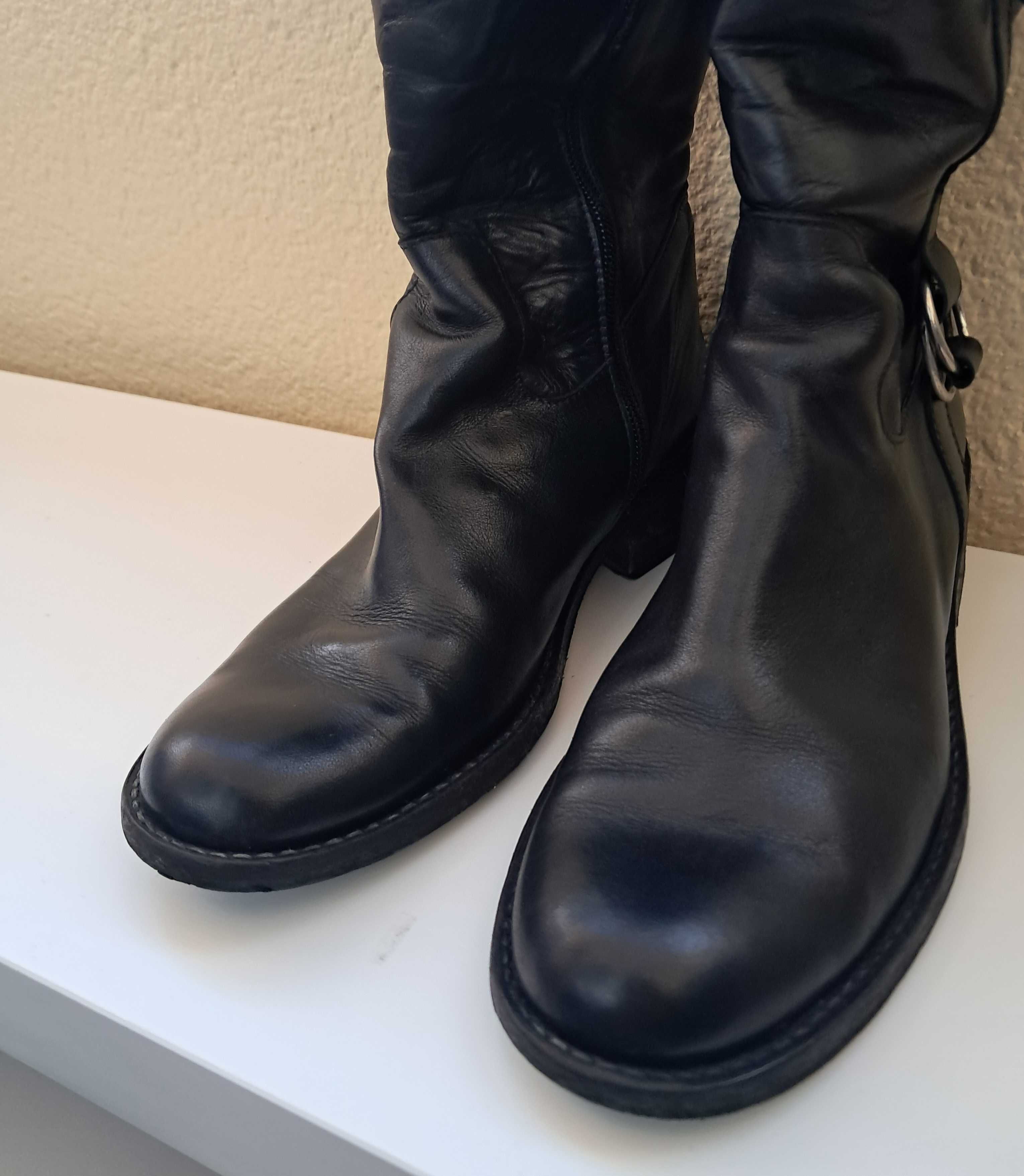 Botas Pretas de Cano Alto