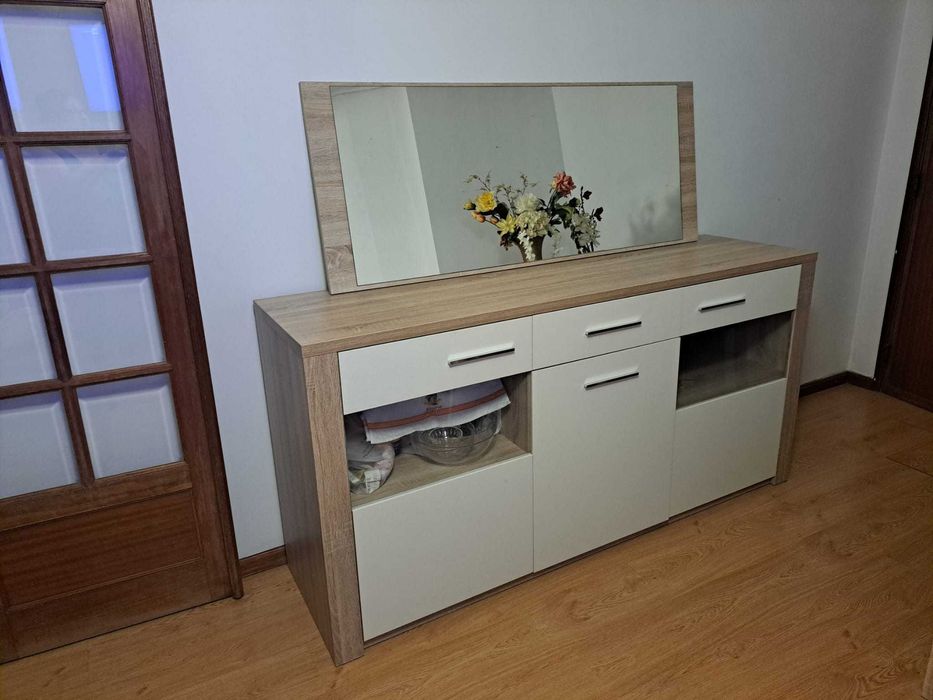 Aparador com espelho