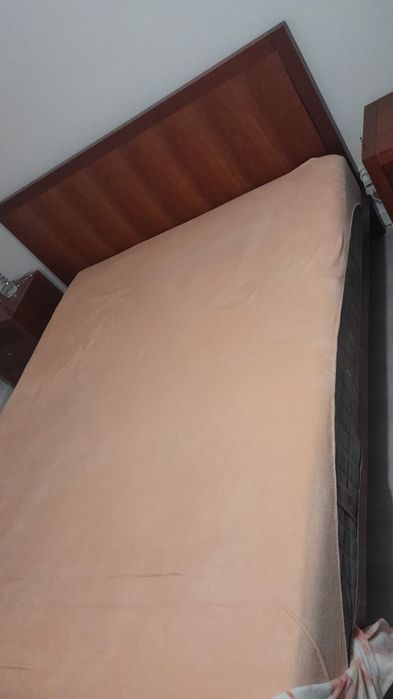 Quarto casal com comoda dupla e banqueta