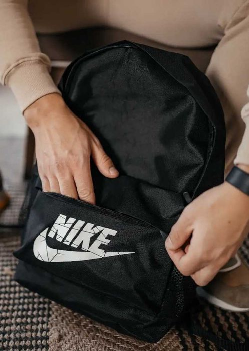 Універсальний чорний рюкзак Nike - легкий і міцний