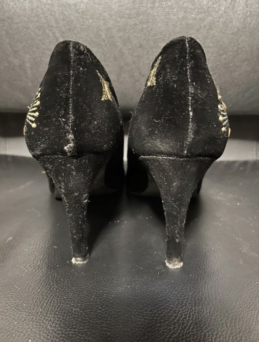 Czarne, welurowe szpilki ze złotym haftem 39