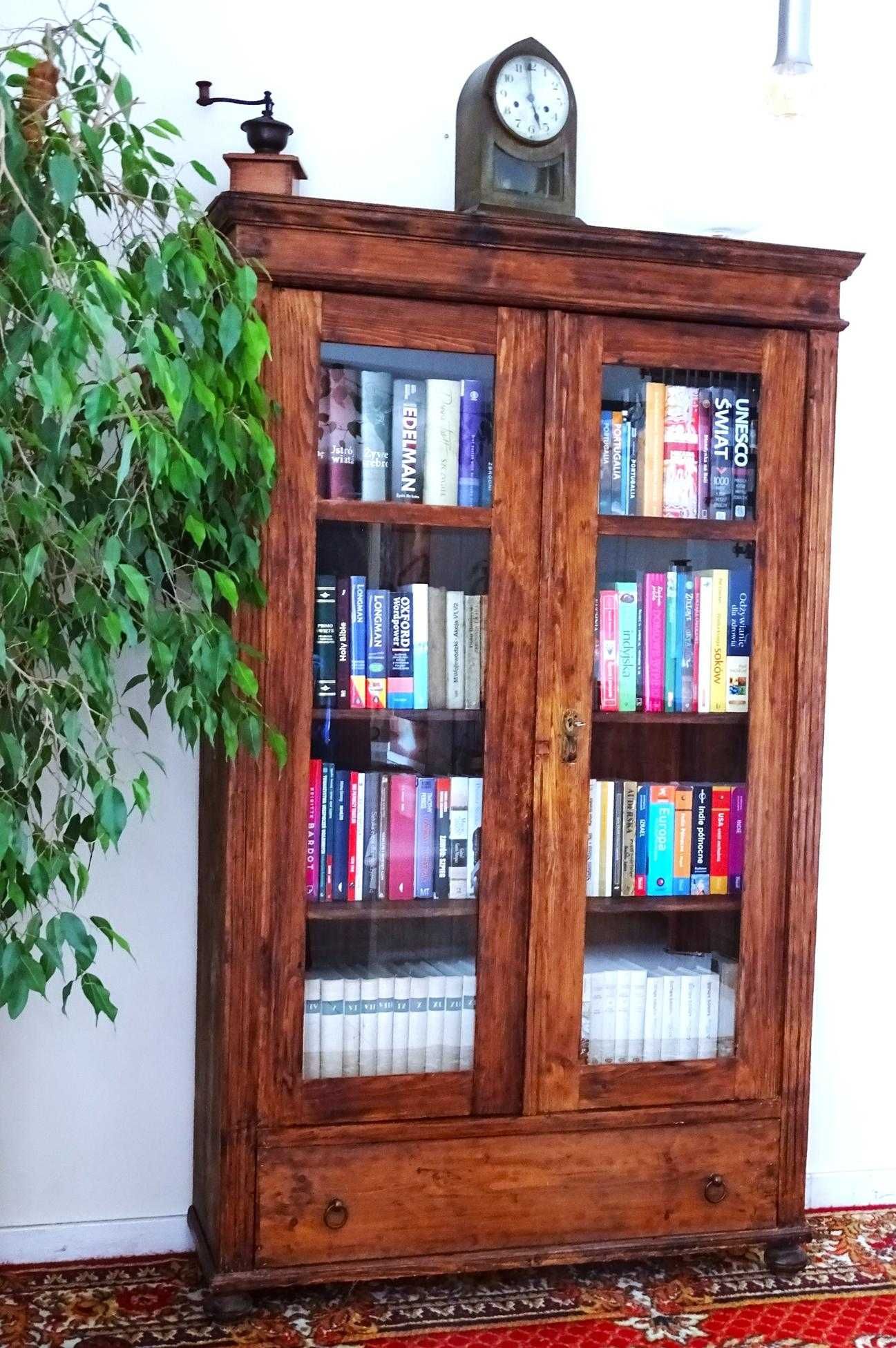 Biblioteka /witryna w stylu kolonialnym lub rustykalnym -cała z drewna