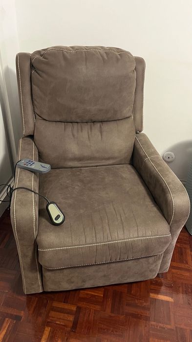Poltrona reclinável eletrica om massagens.