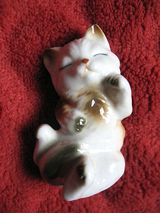 Kot - śpiący kotek - figurka z porcelany - 2,5 x 6 x 3 cm