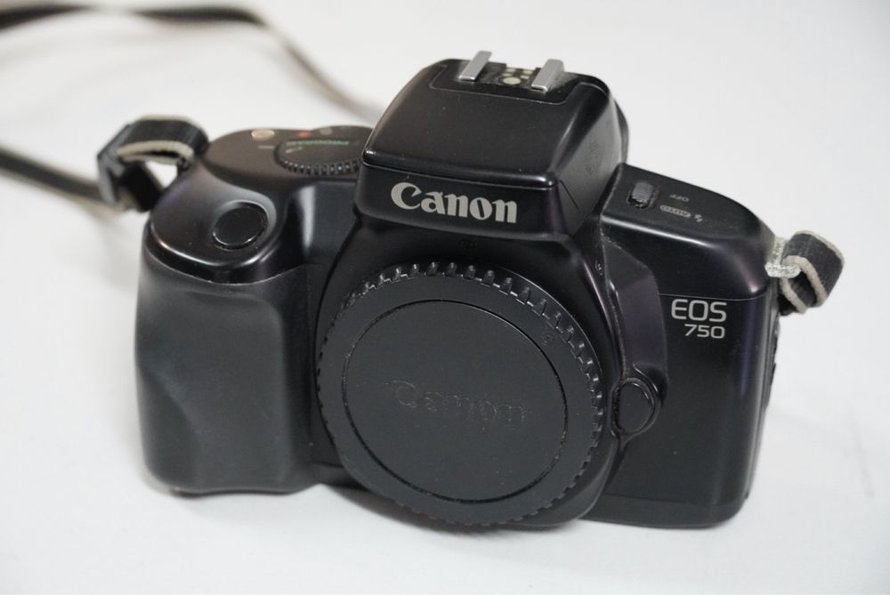 Aparat analogowy Canon EOS 750 na kliszę body lustrzanka analogowa