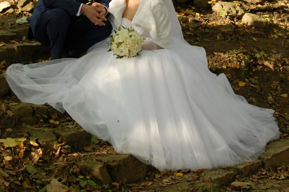 Весільна сукня (білого кольору)