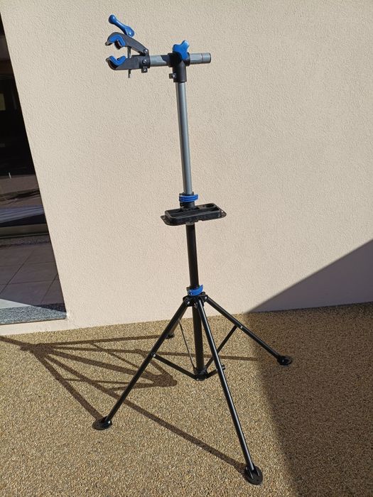 Suporte /cavalete para manutenção, reparação e limpeza de bicicletas.