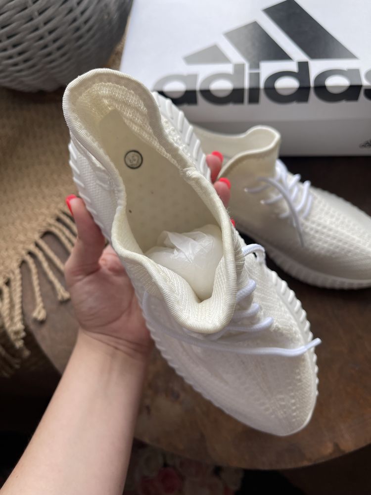 Продам кросівки типу adidas yeezy boost