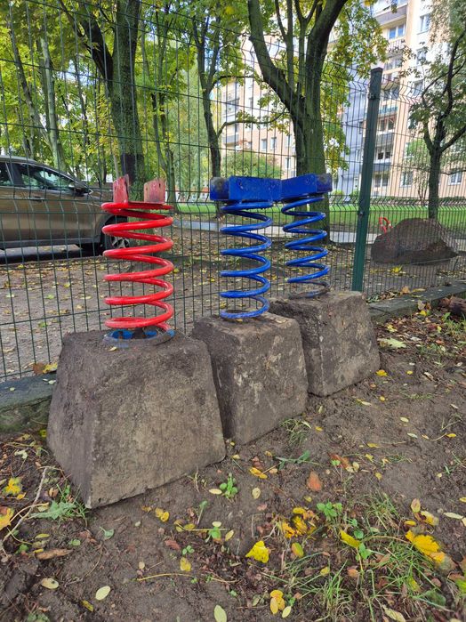 Trzy sprężyny do bujaków ogrodowych