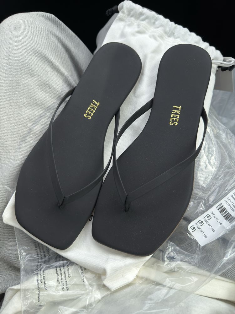Нові шльопанці TKEES