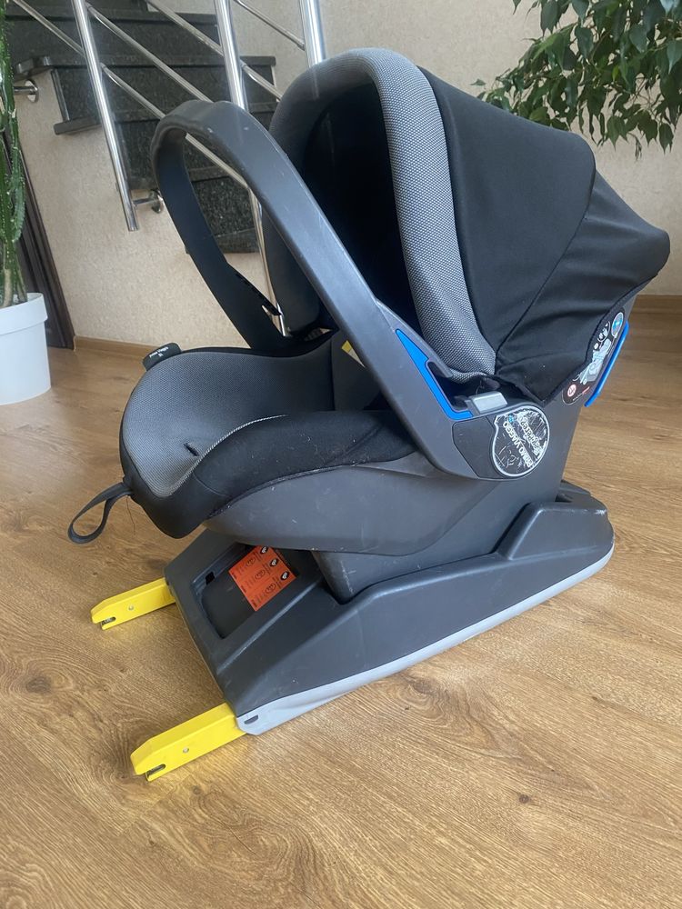 Автокресло Peg-Perego  с базой в авто та кріпиться до шасі коляски!