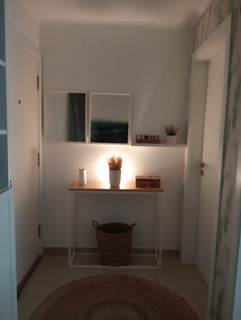 Mesa em ferro branco e madeira clara
