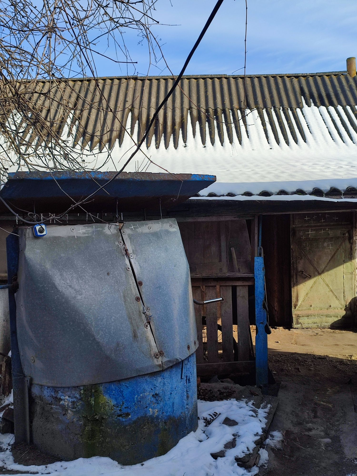 Продається будинок в житловому стані.