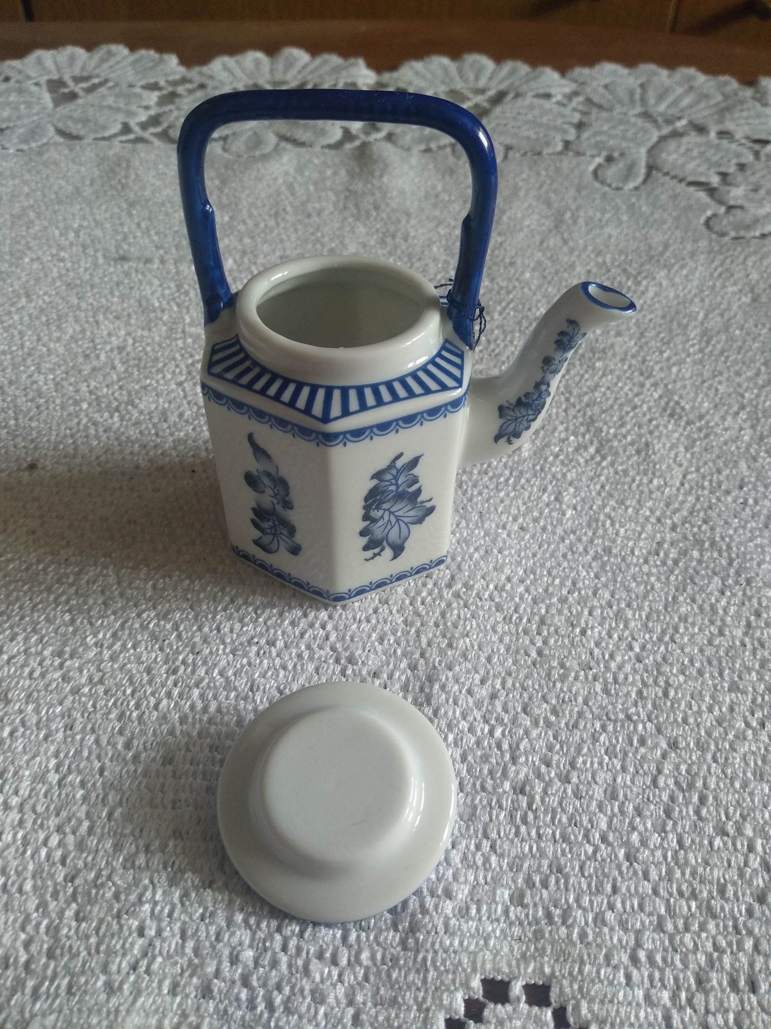 Mały czajniczek z porcelany