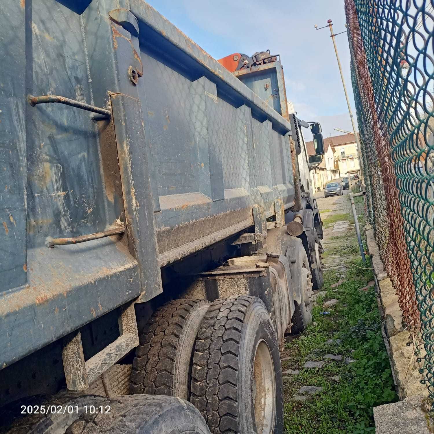 Camião Basculante 8x4 com grua