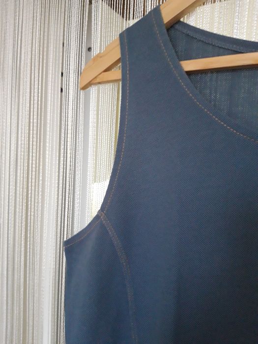 Vestido curto, liso, de cor azul ganga, com costuras decorativas (M)