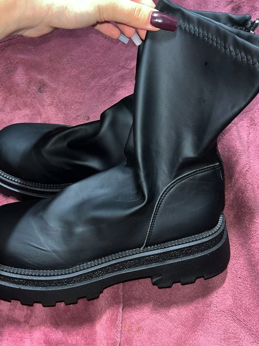 Ботинки нові з якісної еко-шкіри,з зручною блискавкою ззади.