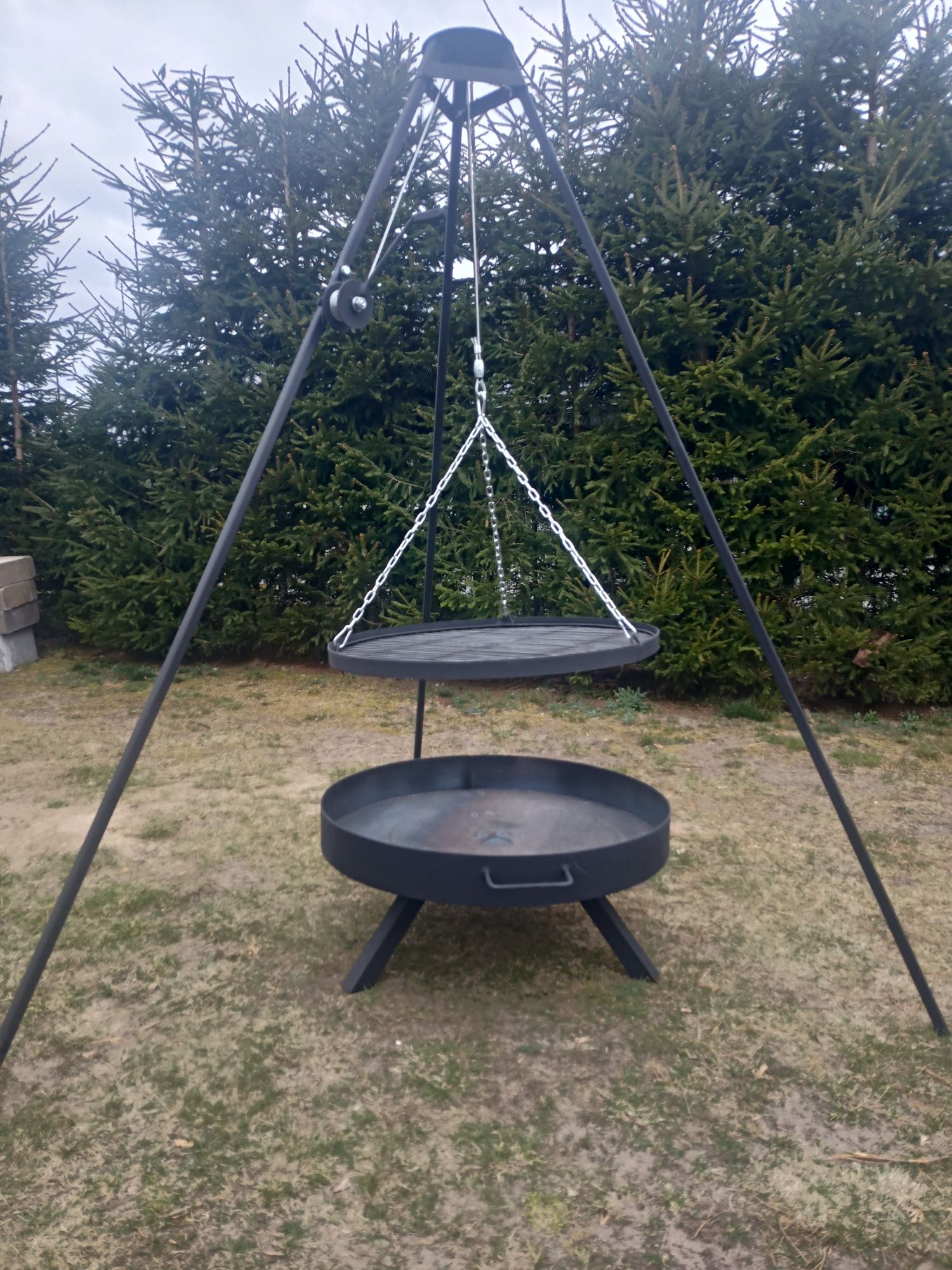 Grill trójnog z paleniskiem
