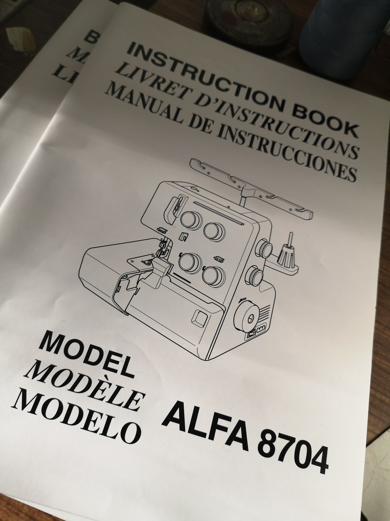 Alfa 8704 máquina de costura. cose e corte