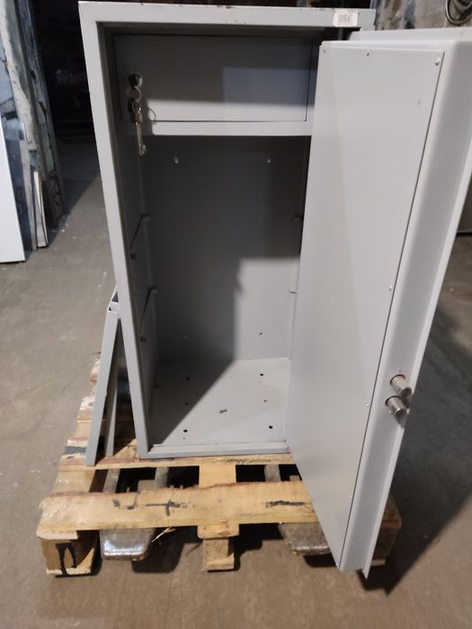 Продаю б.у канцелярский сейф(висота 93 см.)